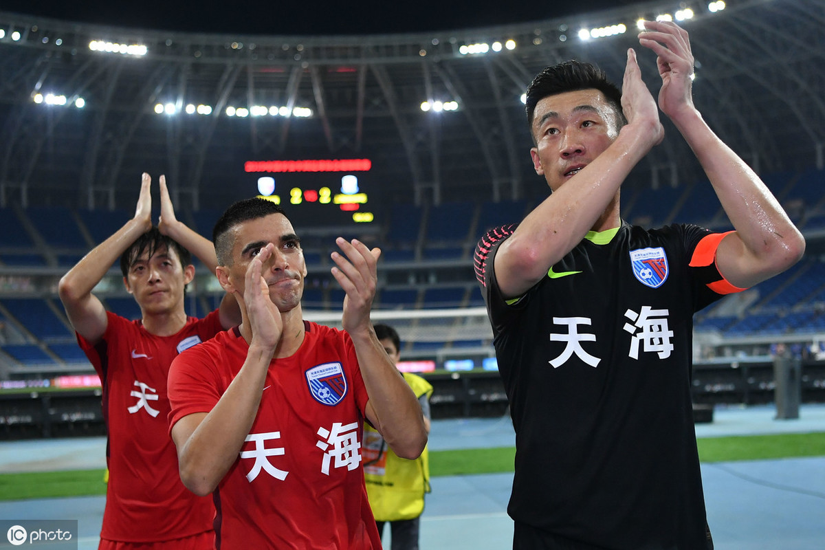 波斯尼亚队险胜，球迷掌声不断