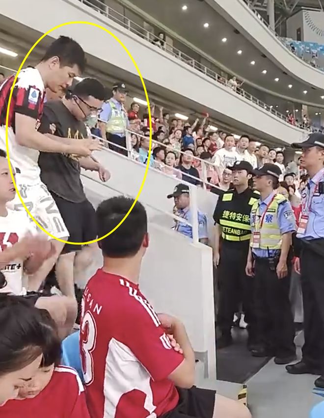 波斯尼亚队险胜，球迷掌声不断