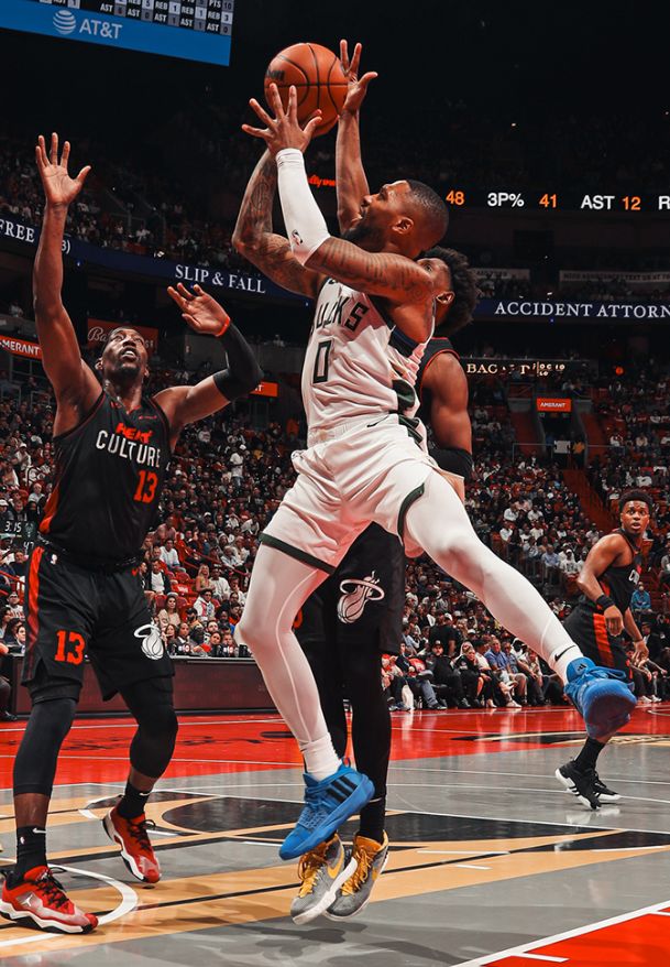 包含雄鹿客场击败热火，取得两连胜的词条