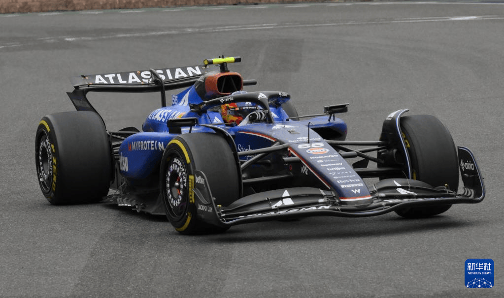 包含梅赛德斯险胜红牛车队，塞恩斯高光表现的词条